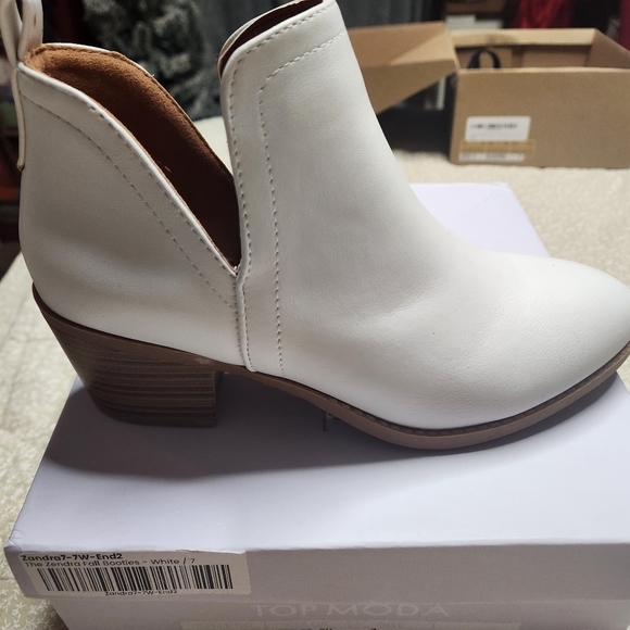 NEW IN BOX Heeled booties - Picture 5 of 5